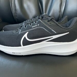 Nike Pegasus Air Zoom 40 Black w/ White Detail